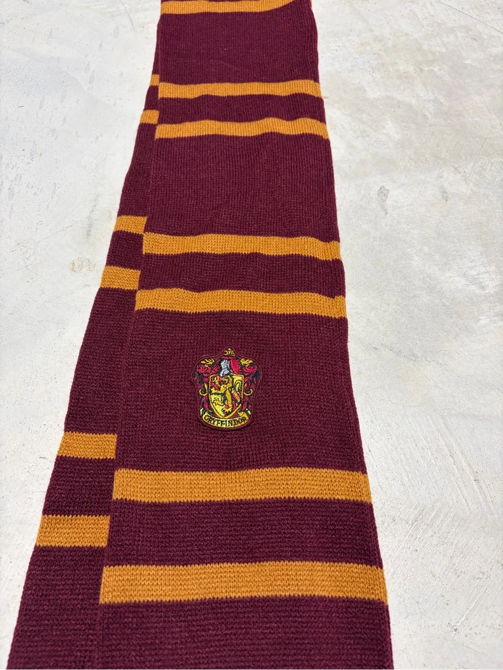 Wizarding world of Harry Potter NWT Gryffindor Knit Scarf in Maroon & Gold